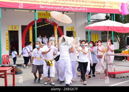 Bangkok, Thailand. 22nd Oct, 2022. Volunteers, participated in the tradition of exhuming the bodies of the deceased, unclaimed rising from the grave to clean human skeletons and collect them and prepare them for a merit-making ceremony according to religious belief of Thai people of Chinese descent At Teochew Chinese Cemetery (Wat Don Cemetery), Sathorn District, Bangkok. (Credit Image: © Teera Noisakran/Pacific Press via ZUMA Press Wire) Stock Photo