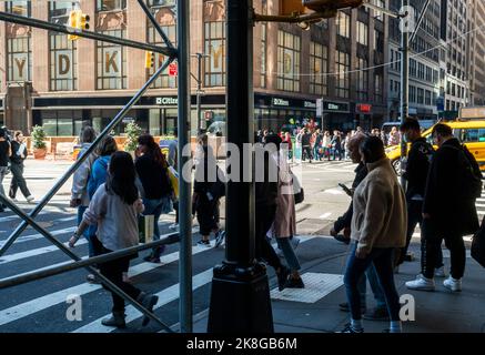 Hordes of people in the Garment District in New York on Friday, October 14, 2022. (© Richard B. Levine) Stock Photo