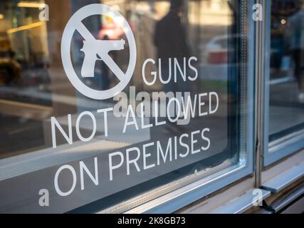 A sign at the entrance to a Nordstrom Rack store in New York announces that “Guns are not allowed on premises”, seen on Sunday, October 16, 2022. (© Richard B. Levine) Stock Photo