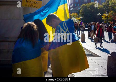 Ukrainian-Americans and their supporters gather in Washington Square ...