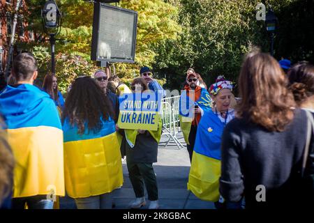 Ukrainian-Americans and their supporters gather in Washington Square ...