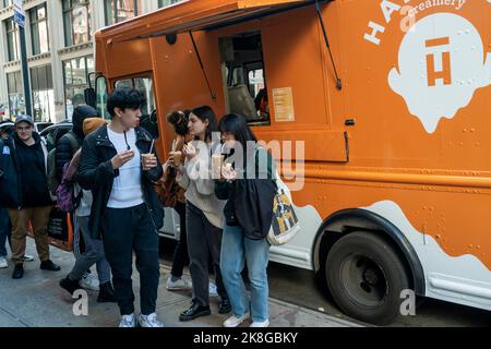 Ice cream lovers line up at the Halo Top “Pumpkin Responsibly” truck for samples of the brand’s Pumpkin Pie flavor ice cream and pumpkin pie flavored lattes (made with Halo Top) in the NoMad neighborhood of New York on Wednesday, October 19, 2022. Halo Top is owned by Wells Enterprises, also the maker of Blue Bunny ice cream. (© Richard B. Levine) Stock Photo