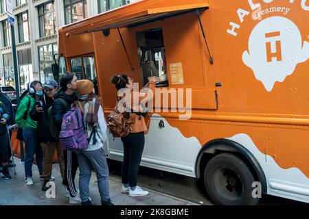 Ice cream lovers line up at the Halo Top “Pumpkin Responsibly” truck for samples of the brand’s Pumpkin Pie flavor ice cream and pumpkin pie flavored lattes (made with Halo Top) in the NoMad neighborhood of New York on Wednesday, October 19, 2022. Halo Top is owned by Wells Enterprises, also the maker of Blue Bunny ice cream. (© Richard B. Levine) Stock Photo