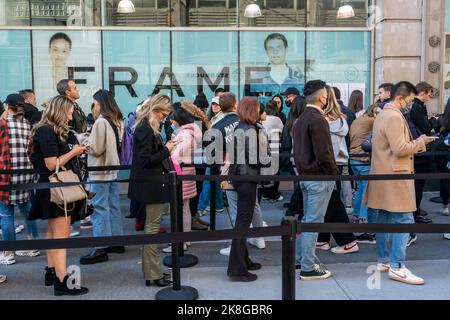 Shoppers line up for bargains outside 260 Sample Sale for the sample sale of Frame, both menswear and womenswear, in NoMad in New York on Tuesday, October 18, 2022  (© Richard B. Levine) Stock Photo