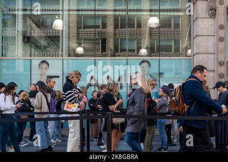 Shoppers line up for bargains outside 260 Sample Sale for the sample sale of Frame, both menswear and womenswear, in NoMad in New York on Tuesday, October 18, 2022  (© Richard B. Levine) Stock Photo