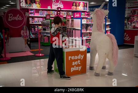 People visit the new Toys “R” Us located in the Macy’s Herald Square department store on opening day, Friday, October 14, 2022. WHP Global, the owner of Toys “R” Us engaged in a partnership with Macy’s to open stores within 451 Macy’s locations. Toys “R” Us closed in 2018 after filing for bankruptcy.(© Richard B. Levine) Stock Photo