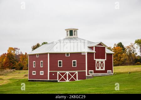 Red barn, Vermont, VT USA US New England landscape Stock Photo