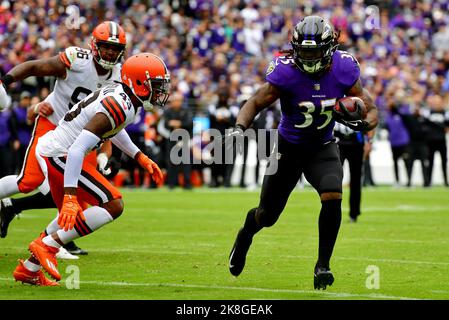 Oakland, California, USA. 23rd Sep, 2007. Oakland Raiders running back  LaMont Jordan #34 breaking tackle from Cleveland Browns linebacker D'Qwell  Jackson #58 and defensive end Robaire Smith, with help from Oakland Raiders