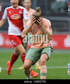 Michelle Ulbrich (SV Werder Bremen, 5) with the ball, single shot, full ...