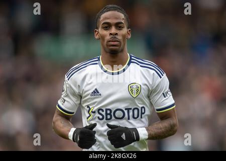 Crysencio Summerville #10 of Leeds United during the pre-game warmup