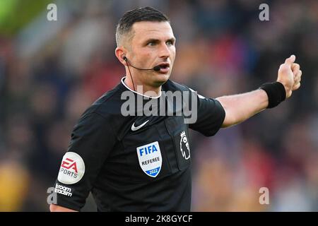 Wolverhampton, UK. 23rd Oct, 2022. Michael Oliver, referee during the Premier League match Wolverhampton Wanderers vs Leicester City at Molineux, Wolverhampton, United Kingdom, 23rd October 2022 (Photo by Mike Jones/News Images) in Wolverhampton, United Kingdom on 10/23/2022. (Photo by Mike Jones/News Images/Sipa USA) Credit: Sipa USA/Alamy Live News Stock Photo