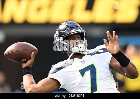 Inglewood, United States. 23rd Oct, 2022. Seattle Seahawks quarterback Geno Smith warms up prior to game against the Los Angeles Chargers at SoFi Stadium in Inglewood, California on Sunday, October 23, 2022. Photo by Jon SooHoo/UPI Credit: UPI/Alamy Live News Stock Photo