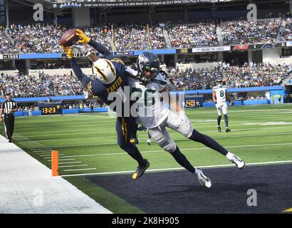 Seattle Seahawks safety Ryan Neal (26) poses for photos with FC Bayern  Munich players on Friday, Nov. 11, 2022 in Munich, Germany. (Gary  McCullough/AP Images for NFL Stock Photo - Alamy