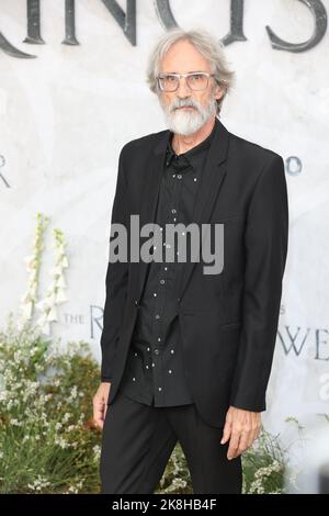 John Howe attends the World premiere of 'The Lord Of The Rings: The Rings Of Power' in Leicester Square, London. Stock Photo