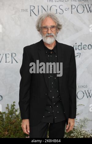 John Howe attends the World premiere of 'The Lord Of The Rings: The Rings Of Power' in Leicester Square, London. Stock Photo