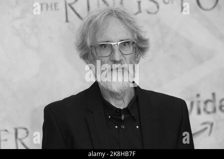 John Howe attends the World premiere of 'The Lord Of The Rings: The Rings Of Power' in Leicester Square, London. Stock Photo