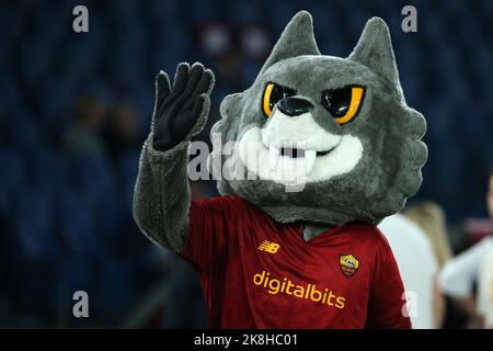 Rome, Italy, Italy. 23rd Oct, 2022. Romolo Roma's mascotte before the Serie A match between AS Roma and SSC Napoli at Stadio Olimpico on October 23 2022 in Rome, Italy. (Credit Image: © Giuseppe Fama/Pacific Press via ZUMA Press Wire) Credit: ZUMA Press, Inc./Alamy Live News Stock Photo