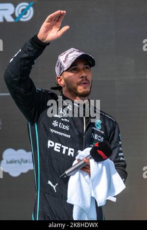 Austin, Texas, USA. Texas, USA. 23rd Oct, 2022. Lewis Hamilton #44 for the Mercedes-AMG Petronas F1 Team celebrates as he comes in 3rd at the finals at the United States Grand Prix at the Formula 1 at Circuit of the Americas in Austin Texas. Credit: csm/Alamy Live News Credit: Cal Sport Media/Alamy Live News Stock Photo
