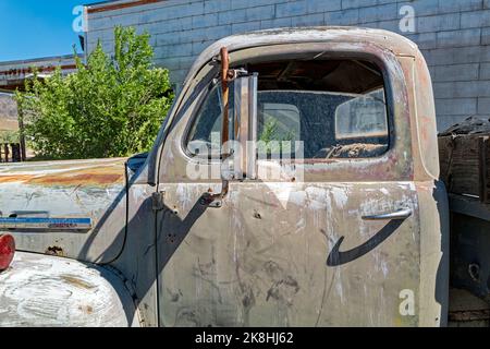 The cab of a 1952 Ford F4 pickup truck abandoned near Kingston, Utah, USA Stock Photo