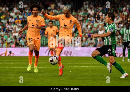 SEVILLA, SPAIN - OCTOBER 23: Antoine Griezmann of Atletico de Madrid passes the ball during the match between Real Betis Balompie and Atletico de Madrid CF of La Liga Santander on August 27, 2022 at Mestalla in Valencia, Spain. (Photo by Samuel Carreño/PxImages) Stock Photo