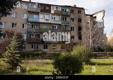 Bakhmut, Ukraine. 19th Oct, 2022. A destroyed building following ...