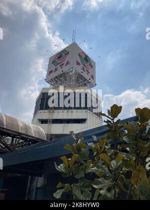 Bangkok, Thailand. 23rd Oct, 2022. The Pata Zoo. The zoo on the roof of a shopping mall in Bangkok is also called 'Hell Zoo'. (to dpa 'New struggle for Bua Noi - Thailand's only gorilla in the horror zoo') Credit: Carola Frentzen/dpa/Alamy Live News Stock Photo