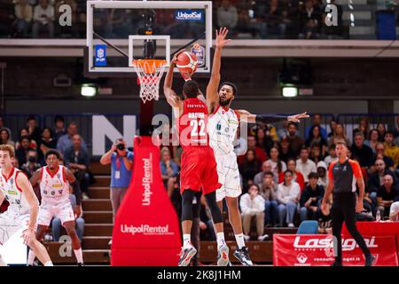 Reggio Emilia, Italy. 22nd Oct, 2022. Markel Brown (Openjobmetis Varese), Mikael Hopkins (Unahotels Pallacanestro Reggiana) during UNAHOTELS Reggio Emilia vs Openjobmetis Varese, Italian Basketball A Serie Championship in Reggio Emilia, Italy, October 22 2022 Credit: Independent Photo Agency/Alamy Live News Stock Photo