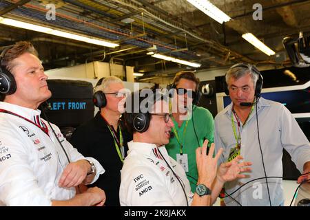 PITT Brad, actor, in the Mercedes AMG F1 Team garage with WOLFF Toto (aut), Team Principal & CEO of Mercedes AMG F1 Team, and COOK Tim, CEO of Apple Inc, during the Formula 1 Aramco United States Grand Prix 2022, 19th round of the 2022 FIA Formula One World Championship from October 21 to 23, 2022 on the Circuit of the Americas, in Austin, Texas - Photo: Dppi/DPPI/LiveMedia Stock Photo
