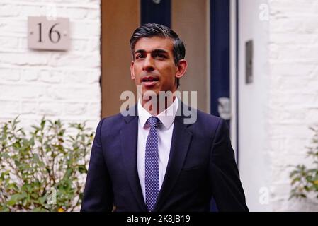 Conservative leadership candidate Rishi Sunak outside his home in London, following the resignation of Liz Truss as Prime Minister on Thursday. Picture date: Monday October 24, 2022. Stock Photo