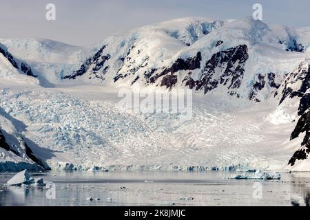 glacier flowing into paradise harbour (bay). danco coast. antarctic peninsula. antarctica Stock Photo