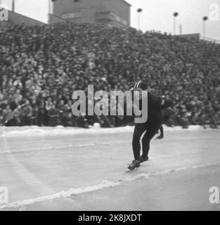 Oslo 19490220 skating, fast run. World Cup at Bislett Stadium. Reidar Liaklev in action. Lots of people in the stands in the background. Spectators / hey gangs / audience. Photo: NTB / NTB Stock Photo