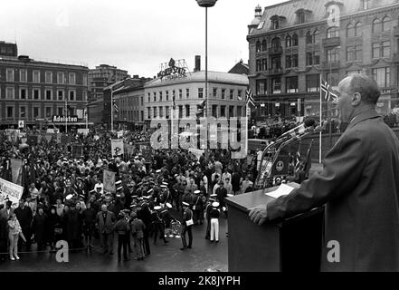 Oslo 19690501 1 May Demonstrations in Oslo. Here, May 1, the demonstration on Youngstorget, where the Labor Party chairman Trygve Bratteli (th) speaks. Photo: / NTB / NTB Stock Photo