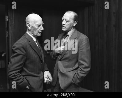 Oslo April 21, 1975. The Labor Party's national meeting. Here Einar Gerhardsen together with Odvar Nordli. Gerhardsen holds a cigar. Photo: Henrik Laurvik / NTB Stock Photo