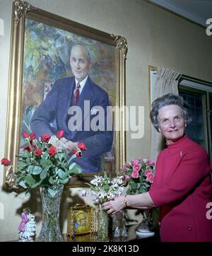 Oslo 1968: Dagny Haraldsen photographed in his home in Oslo in 1968, in connection with engagement and later weddings between Crown Prince Harald and her daughter, Sonja Haraldsen. Here at a painting by Sonja's father, Karl A. Haraldsen. Photo: NTB / NTB Stock Photo