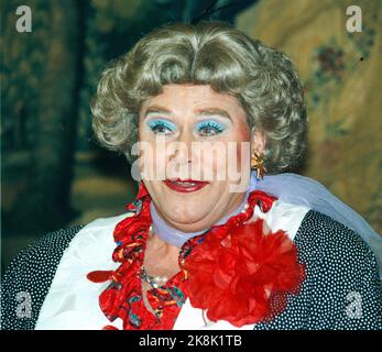 Oslo 19941121 Mrs. Flettfrid Andresen alias actor Jakob Margido Esp in costume and makeup. Photo: Jon EEG / NTB / NTB Stock Photo