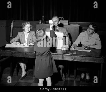 Oslo 19550601. OBOS members are at a draw for apartments. 35,000 members are on a waiting list for their own apartment, although approx. 11000 have been able to buy an apartment in the years 1945-1955. Here Bente Bærland draws a two or three-bedroom apartment for himself and the parents. Photo: Gerald Pagano / Current Phys.lok: act. 24/1955 We pull lots and get apartment spbekil Stock Photo