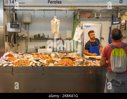 Fishmonger inside the Cadiz covered food market, Mercado Central de Abastos, Cadiz, Andalucia, Spain. Stock Photo