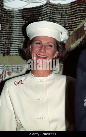 Copenhagen 19911029 The Norwegian royal couple visits Denmark. A smiling queen Sonja white suit and hat. Photo: Bjørn Sigurdsøn / NTB Stock Photo