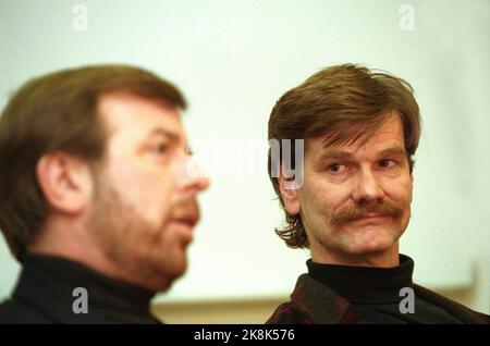 Oslo 19940113: Sven Tore Jacobsen retires as national team coach for the handball girls. Musting. Handball President Tor Lian (t.v.). Photo: Terje Bendiksby NTB / NTB Stock Photo