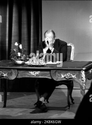 Oslo 19600820: NRK Television started its broadcasts on August 20, 1960. King Olav opens the first broadcast from NRK Television. Here he gets ready for sending in the bright light. The king rubs his eyes. Photo: Aaserud / Current / NTB Stock Photo