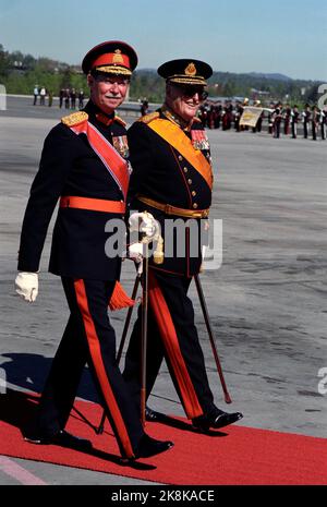 Fornebu May 2, 1990. King Olav welcomes his guest Grand Duke Jean by Luxembourg, at Fornebu. Photo: Bjørn-Owe Holmberg / NTB / NTB Stock Photo