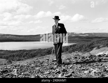 Røros 19490717 author Johan Falkberget, joined the mountain at the mine Christianus sextus. In the background Orvsjøen. Falkberget in full figure with hat and cane. Photo: NTB / NTB Stock Photo