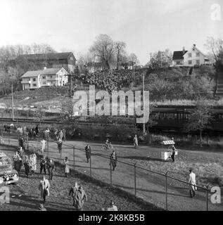 Oslo, 19561021. The cup final at Ullevaal Stadium. Larvik Turn - Skeid 1-2. People are on their way to the stadium. Notice the downfall under the tram rail and the single sausage seller. Photo: Current / NTB Stock Photo