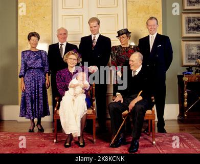 Oslo 19901020. Cathrine Ferner and Arild Johansen with son Sebastian ...