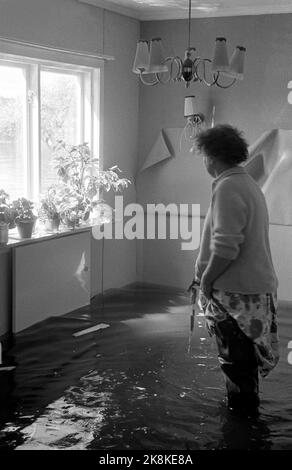 Lillestrøm 19670605 Flood put large parts of Lillestrøm underwater. More than 15,000 people were injured after the flood. Here is a desperate woman with water to knit inside her home. Photo: NTB / NTB Stock Photo
