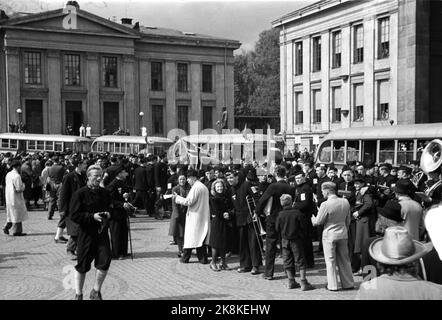 Oslo 194505: The Peace Days May 1945. The prisoners from Grini prison camp / concentration camp come to the University Square in Oslo. Photo: NTB / NTB Stock Photo