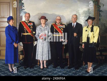 Oslo 19860924. West Germany's federal President Richard von Weizsäcker on a 4 day official visit to Norway. King Olav and Federal President Richard von Weizsäcker during the official photography at the Bird Weather at the Castle. Eg. Princess Astrid, Crown Prince Harald, Mrs. Marianne Weizsäcker, King Olav, Richard von Weizsäcker and Crown Princess Sonja in black skirt with yellow blouse and jacket and black hat. Photo: Morten Hvaal NTB / NTB Stock Photo