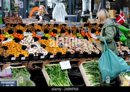 Copenhagen/Denmark/.24 October 2022/Grocery shoppers at .Fruit and  vegetable vendor at torvhallerne in danish capital openhagen ( .Photo..Francis Joseph Dean/Dean Pictures) Stock Photo