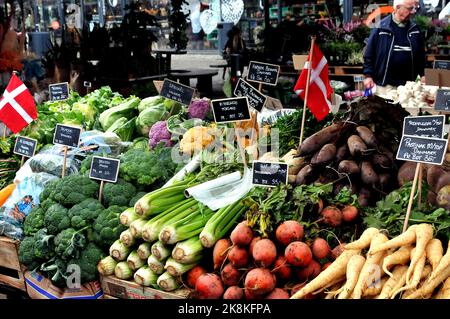 Copenhagen/Denmark/.24 October 2022/Grocery shoppers at .Fruit and  vegetable vendor at torvhallerne in danish capital openhagen ( .Photo..Francis Joseph Dean/Dean Pictures) Stock Photo