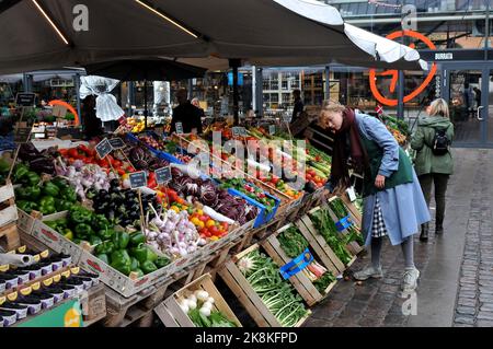 Copenhagen/Denmark/.24 October 2022/Grocery shoppers at .Fruit and  vegetable vendor at torvhallerne in danish capital openhagen ( .Photo..Francis Joseph Dean/Dean Pictures) Stock Photo